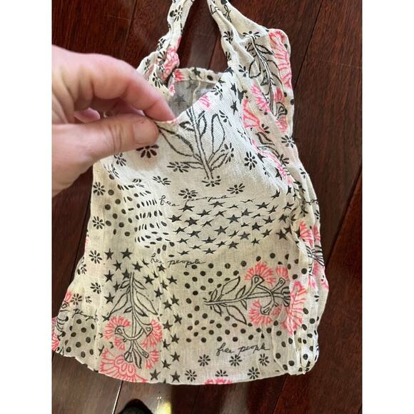 Free People small tote bag, mesh material, lightweight floral pattern, boho - Picture 6 of 6